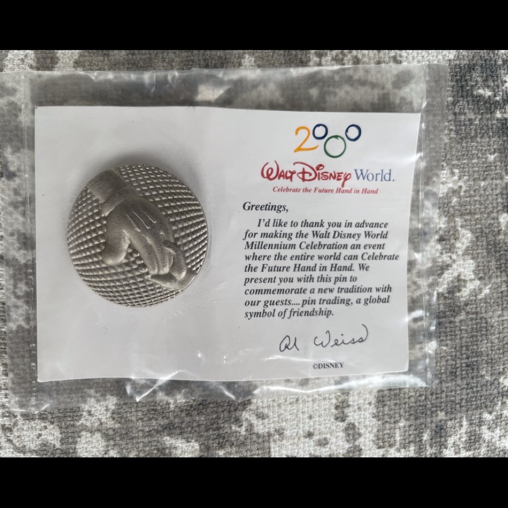 Disney’s 2000 Commemorative Collectible Trade Pin